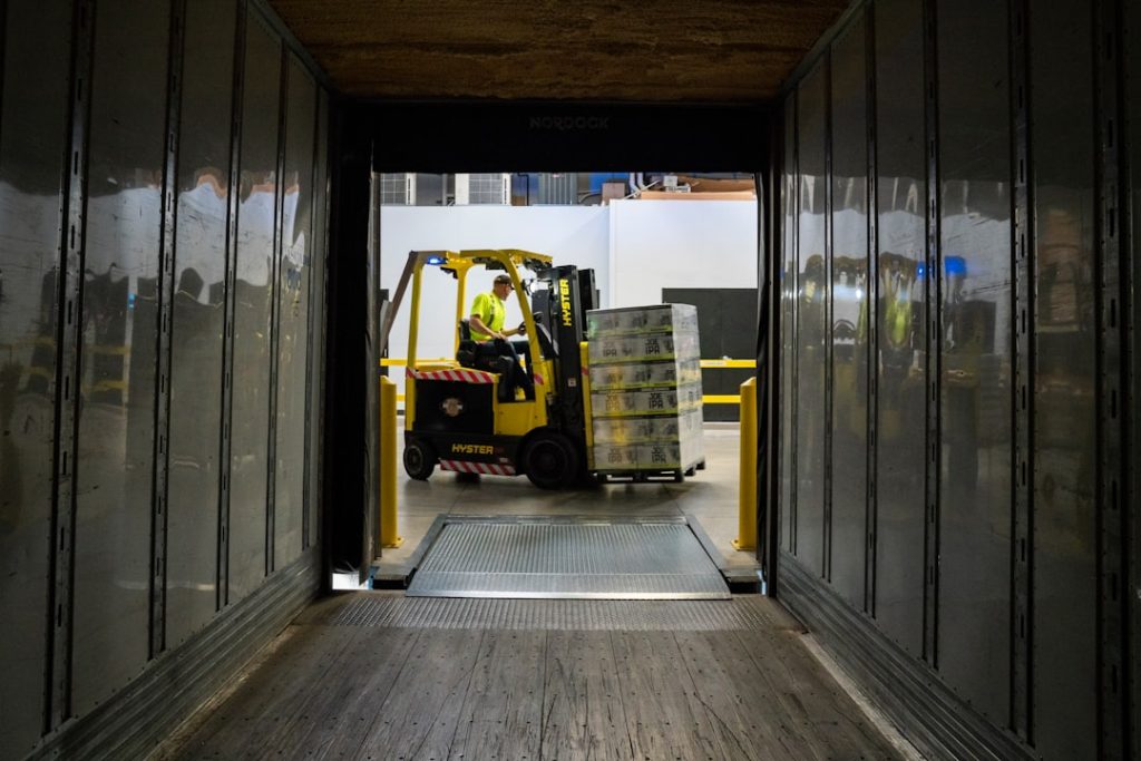 erfahrene gabelstaplerfahrer für sicheres und effizientes manövrieren von lasten in lager und produktion.