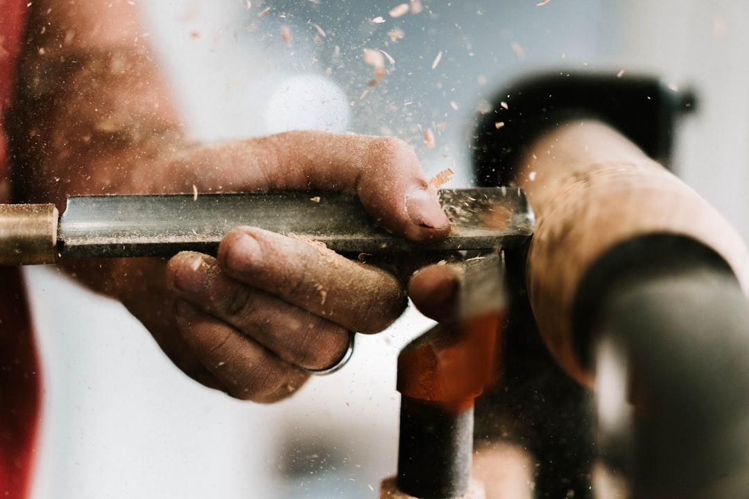 erfahrene schreinerarbeiten für maßgeschneiderte holzlösungen – qualität und präzision von ihrem professionellen tischler.