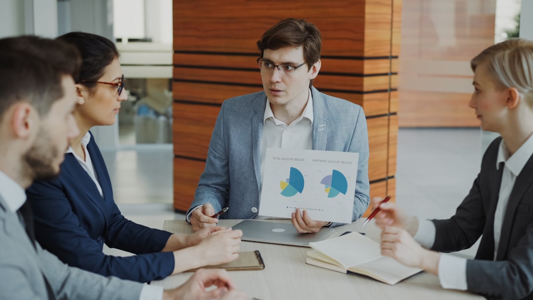 verantwortlichkeiten eines operations managers umfassen die planung, überwachung und optimierung von geschäftsprozessen zur steigerung der effizienz und produktivität.