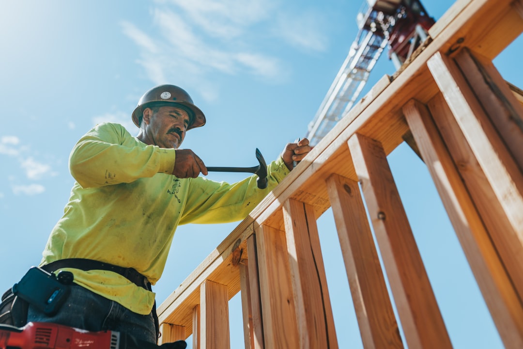 erfahrene zimmerleute bieten präzise holzbearbeitung und maßgeschneiderte lösungen für bau- und renovierungsprojekte. verlassen sie sich auf qualität und fachkompetenz.