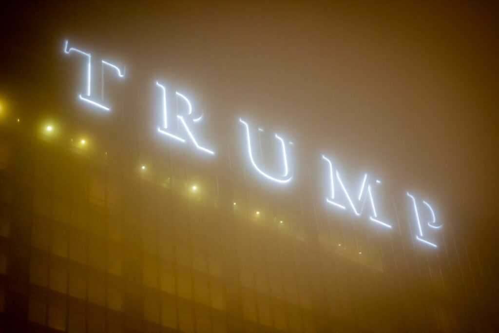 erfahren sie mehr über das geschätzte nettovermögen von donald trump, seine immobilieninvestitionen und sein finanzielles erbe.